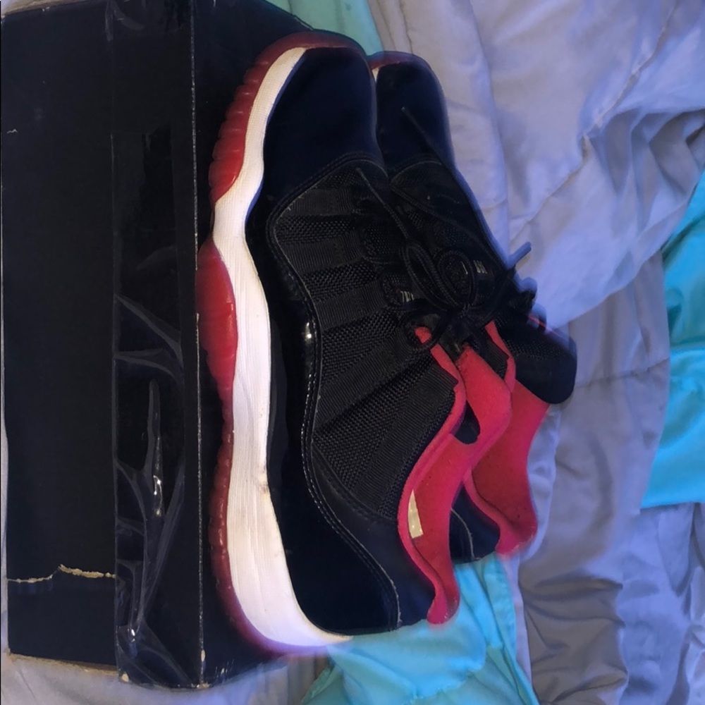 jordan black/red 11 low BG